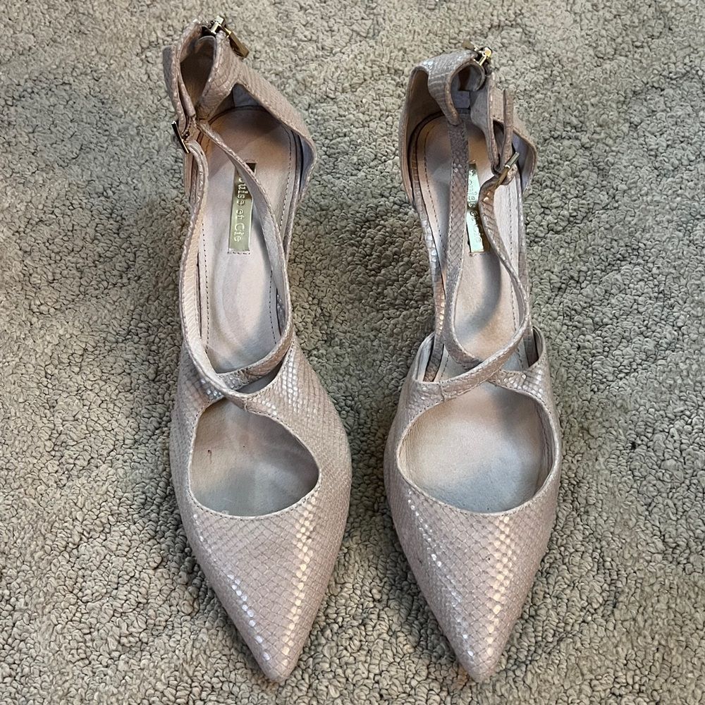 Louise et Cie Cross Strap Pointed Toe Pumps – Nude (Size 10)